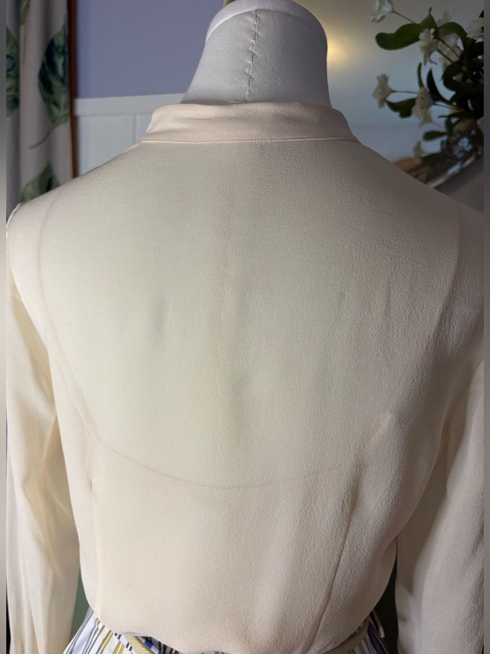 Club Monaco NWT Sheer Cream Silk Blouse - Distinctive Mesh Placket w 3D Rosettes - Picture 6 of 12